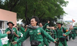 Bạn trẻ vỡ òa hạnh phúc khi đến đích. Ảnh: Q.M