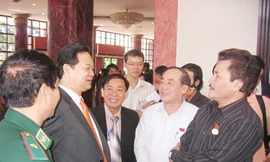 Thủ tướng Nguyễn Tấn Dũng trao đổi với ĐB bên hành lang Quốc hội khóa XII. Ảnh: Nguyễn Tuấn