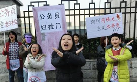 Biểu tình phản đối thi công chức phải...khám phụ khoa