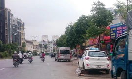 Tuyến đường đầu tư gần 200 tỷ đồng nhưng Sở TN&MT Hà Nội chủ trì đề nghị UBND TP cho phép xây dựng các kiốt bán thực phẩm bám đường.