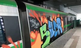 Hình vẽ lạ trên tàu Cát Linh - Hà Đông chưa được xoá bỏ