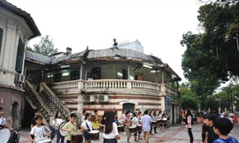 Thanh thiếu nhi học tập trước toà nhà Pháp tại Cung Thiếu nhi