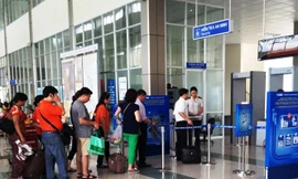 Kiểm tra giấy tờ tuỳ thân của hành khách tại sân bay
