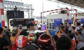 Lái xe dừng xe phản ứng tại trạm BOT Cai Lậy