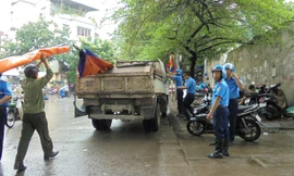 Kiểm tra, dẹp bỏ các bãi trông xe trái phép cạnh Bến xe Giáp Bát