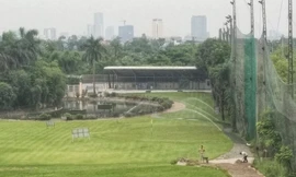 Sân tập golf tại khu vực cầu Vĩnh Tuy - Hà Nội