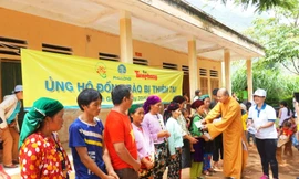 Đoàn cứu trợ của Cty Địa ốc Phú Long, Hội Từ thiện Tường Nguyên và báo Tiền Phong trao quà tại xã Lùng Tám, huyện Quản Bạ
