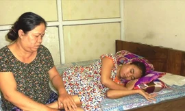 Chị Nhàn và con gái trong phòng trọ gần Bệnh viện Bạch Mai