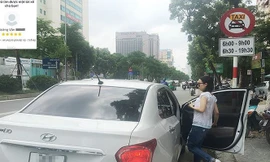 Rất khó nhận diện xe Grab đi vào phố cấm. Hiện lái xe Grab cũng thực hiện nhiều biện pháp lách lệnh cấm đường. Ảnh: minh họa