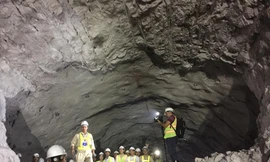 Công nhân hai đầu đường hầm gặp nhau sau mũi khoan cuối cùng