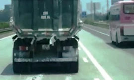 Hình ảnh chiếc xe tải xả thải. Ảnh cắt từ clip