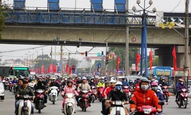 Dòng người trên đường Giải Phóng (Hà Nội) chiều mùng 5 Tết