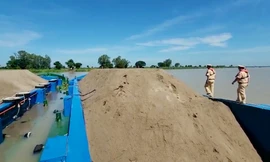Công an bắt quả tang 3 sà lan chở 1.000m3 cát không rõ nguồn gốc