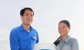 Bí thư Trung ương Đoàn tặng bình lọc nước