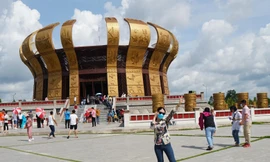 Người dân vào viếng đền thờ Vua Hùng tại cần Thơ