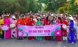 5.000 phụ nữ Đồng Tháp diện áo dài hoa sen