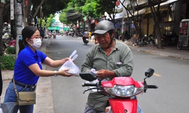 Giáo viên ở Cần Thơ nấu cơm trao tặng người nghèo 