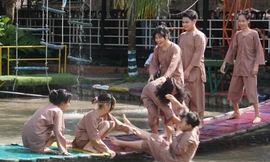 Các bạn trẻ trải nghiệm trò chơi dân gian