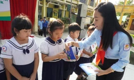 Tặng quà học sinh