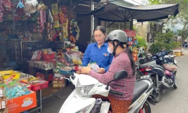Thanh niên trực tiếp đến chợ, nhà dân tuyên truyền dịch vụ công trực tuyến