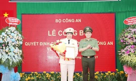 Thứ trưởng Bộ công an chúc mừng tân giám đốc công an tỉnh Sóc Trăng