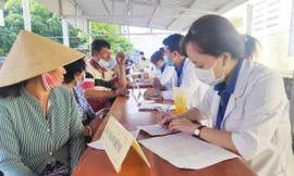 Khám bệnh cho người dân