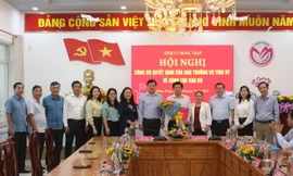 Bí thư Tỉnh ủy Đồng Tháp trao quyết định công tác cán bộ 