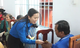 Hàng trăm phần quà Tết sẻ chia đến với người dân Sóc Trăng