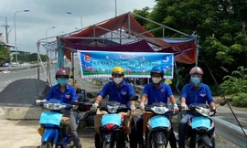 Đội tình nguyện đi chợ giúp người dân, lời hỏi thăm ấm lòng 'hôm nay nhà mình cần gì?'