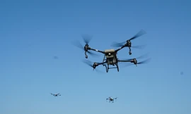 Trình diễn phun thuốc có 'một không hai' bằng thiết bị bay 