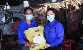 Tỉnh đoàn Sóc Trăng tặng quà thanh niên công nhân khó khăn