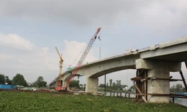 Hợp long cầu Châu Đốc bắc qua sông Hậu