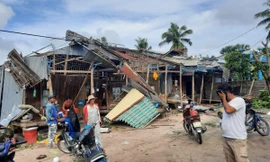 Mưa dông làm sập, tốc mái hàng trăm căn nhà ở An Giang