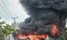 Ô tô khách đang chạy bốc cháy trên quốc lộ, tài sản thiệt hại nặng