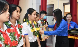 Khen thưởng các em