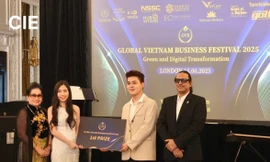 Sinh viên làm gỗ từ rơm đoạt Quán quân thi khởi nghiệp tại Anh