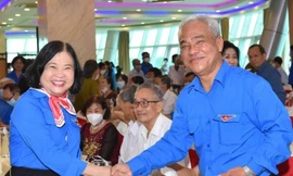 cựu cán bộ đoàn vui vẻ gặp nhau