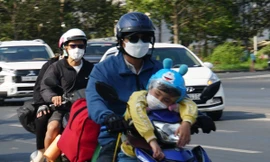 Người dân miền Tây lỉnh kỉnh đồ đạc trở lại TP.HCM, Công an lập chốt tặng nước, sữa