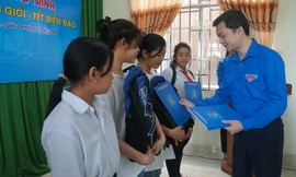 Bí thư Trung ương Đoàn thăm, chúc Tết người dân tại Đồng Tháp