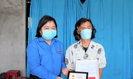 Truy tặng huy hiệu tuổi trẻ dũng cảm cho gia đình anh Thái