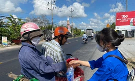 Bạn trẻ Đồng Tháp đội nắng hỗ trợ nước tiếp sức người về quê nghỉ lễ 30/4