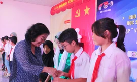 Quỹ học bổng Vừ A Dính tiếp sức trò nghèo