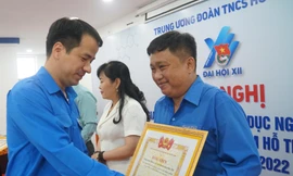 Bí thư Trung ương Đoàn tặng bằng khen