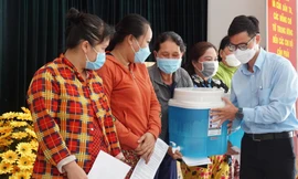 Trao bình lọc nước cho người dân