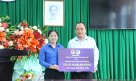 Thành Đoàn Cần Thơ thăm, tặng quà thanh niên công nhân khó khăn