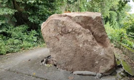 Tảng đá hàng tấn lăn từ đỉnh núi chắn ngang đường ở An Giang