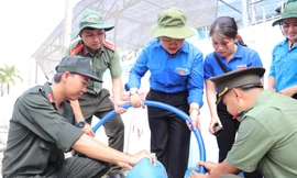 Áo xanh tình nguyện tiếp sức người dân vùng hạn mặn Bến Tre 