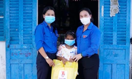 Hàng trăm phần quà đến với thiếu nhi vùng sâu, dân tộc tỉnh Sóc Trăng