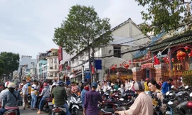 Đông nghịt người viếng chùa cầu bình an đầu năm mới ở Cần Thơ