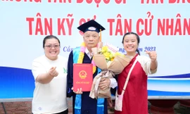 Cụ ông 60 tuổi ở Cần Thơ tốt nghiệp dược sĩ 